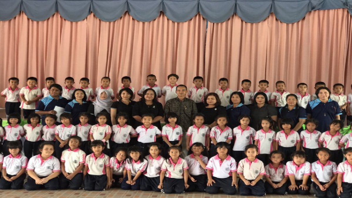 น้ำตาแทบไหล!! น้องๆ 6 ขวบ รวม 89 คน ซักซ้อมร้องเพลง "รักพ่อไม่มีวันพอเพียง" เพื่อนำไปร้องในวันที่ 26 ตุลาคมนี้..!?