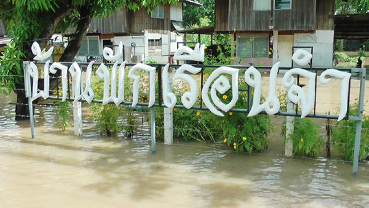 อ่วมกันทั่วหน้า!! ฝนตกหนักน้ำท่วมทั่วเมือง แม่น้ำน่านขึ้นสูงต่ำกว่าตลิ่งแค่ 20 ซม.จ่อวิกฤต..!?