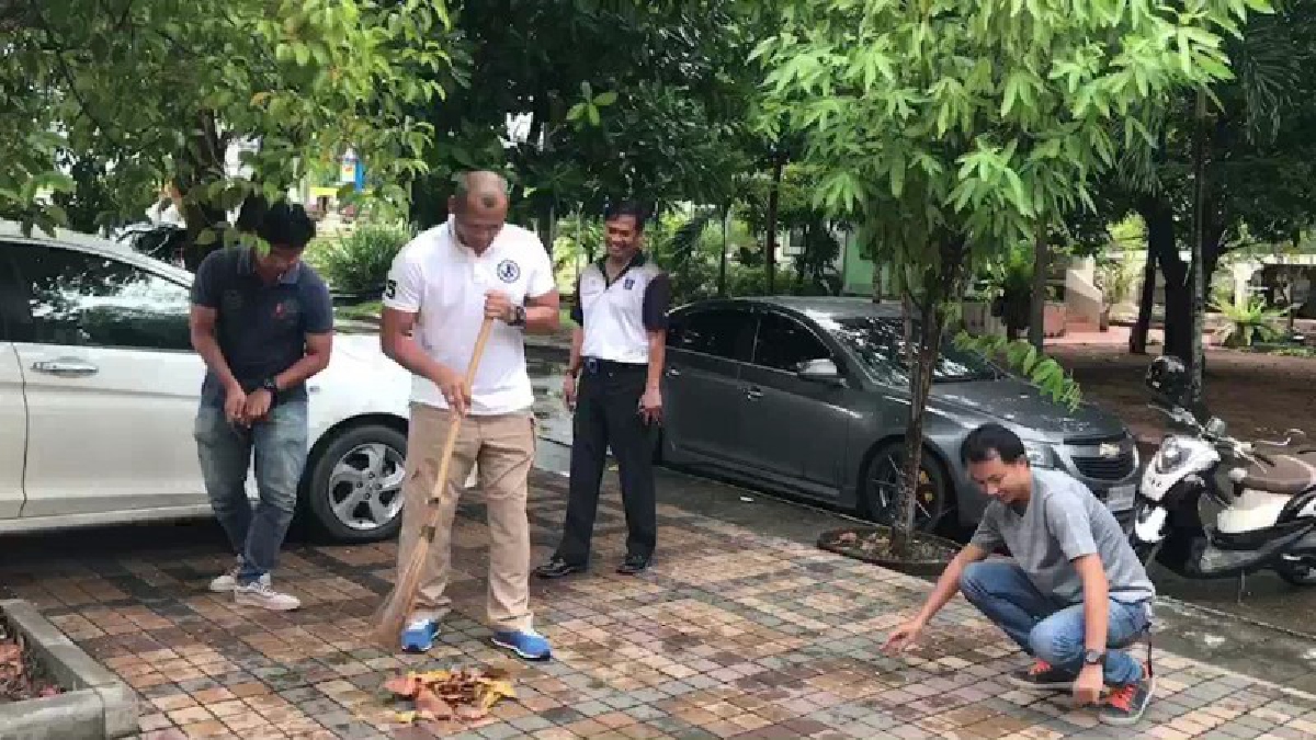 มีไม้กวาดเป็นอาวุธ..!! ตร.สุราษฎร์ฯ เป็นจิตอาสาทำความสะอาดวัดอารามหลวง เตรียมงานอุปสมบทหมู่เพื่อถวายเป็นพระราชกุศล