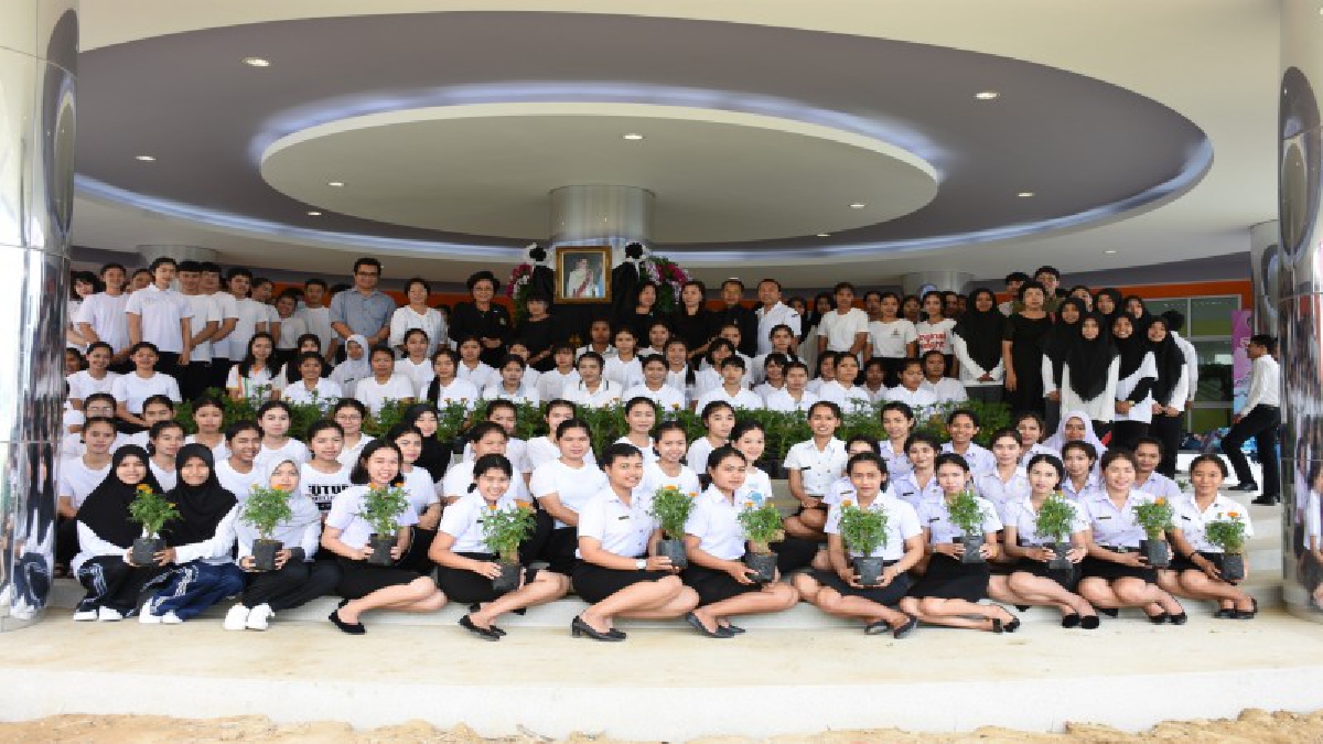 คณะพยาบาลศาสตร์ มหาวิทยาลัยราชภัฎเพชรบุรี จัดกิจกรรมปลูกดอกดาวเรือง 999 ต้น เพื่อแสดงความจงรักภักดีและน้อมรำลึกในพระมหากรุณาธิคุณ(มีคลิป)