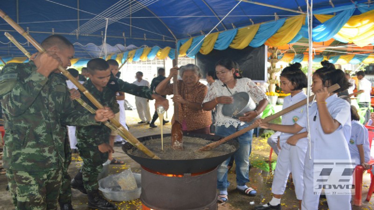 #ไอเดียเจ๋ง หลวงพี่ 4G จัดใหญ่ไฟกระพริบ เกณฑ์ทหาร 2 กองพัน-ชาวบ้าน-นักเรียน กวนข้าวทิพย์ 38 กระทะยักษ์ สืบสานประเพณีออกพรรษา (คลิป)