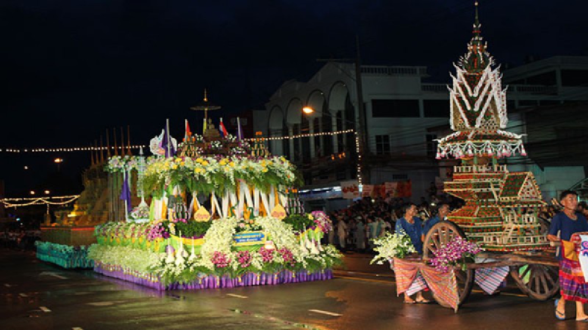 ยิ่งใหญ่อลังการ..! ประชาชนนับแสนจากทั่วทุกสารทิศแห่ชมปราสาทผึ้งเมืองสกลนคร และริ้วขบวนแห่ 12 ขบวนอย่างคึกคัก