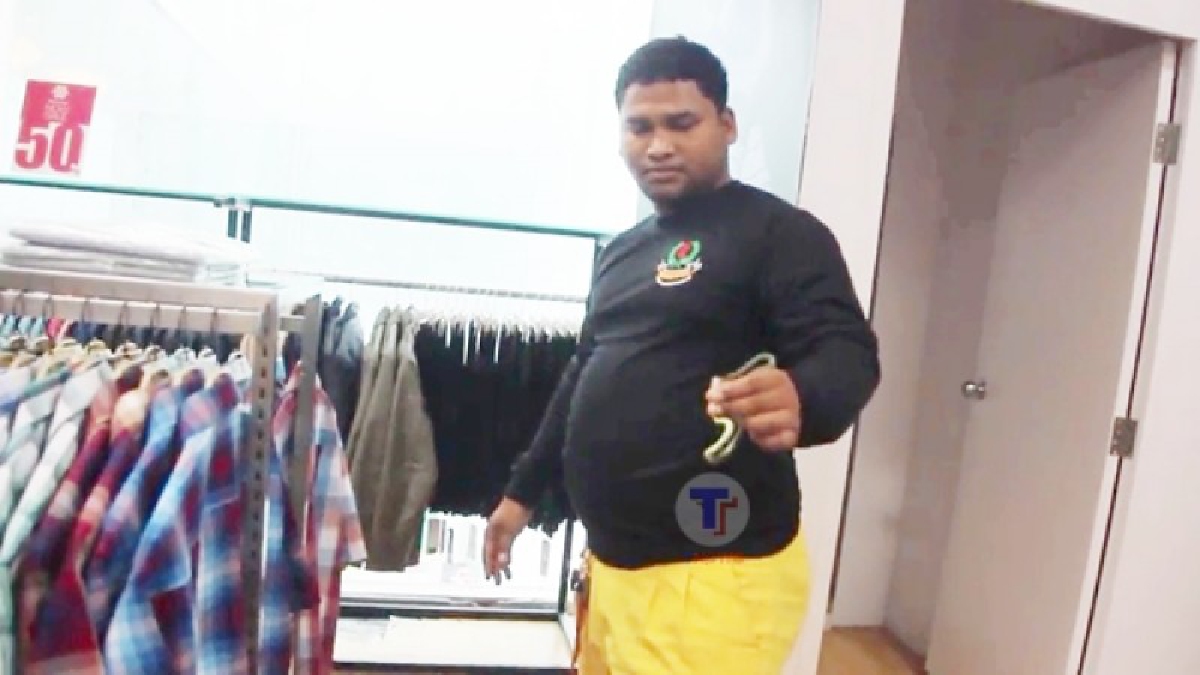 แตกตื่นทั้งห้าง กรีดร้องลั่น หลังเจองูแอบมองข้างฝาผนังของ ห้องเสื้อภายในห้างดัง ต้องเรียกกู้ภัยจับปล่อยคืนสู่ธรรมชาติ
