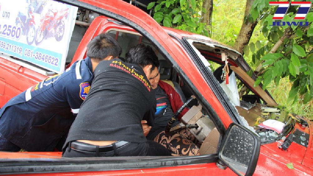 เกือบไปแล้ว!!ฝนตกถนนลื่น รถแห่โฆษณาเสียหลักชนต้นไม้คนขับบาดเจ็บ(ชมคลิป)