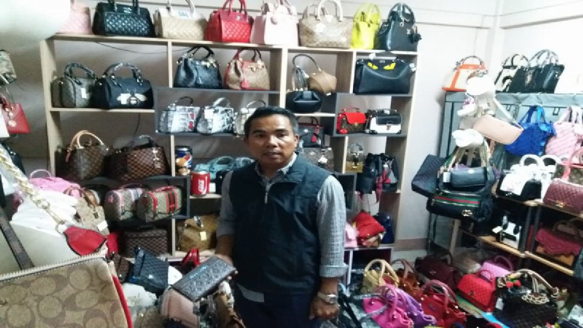 ยังไงก็ไม่รอด!!ตร.สืบสวน ภูเก็ต บุกยึดสินค้าเลียนแบบยี่ห้อดัง กว่า 400 ใบ ซุกกลางเมืองภูเก็ต เปิดขายผ่านเฟซบุ๊กโจ่งครึ่ง