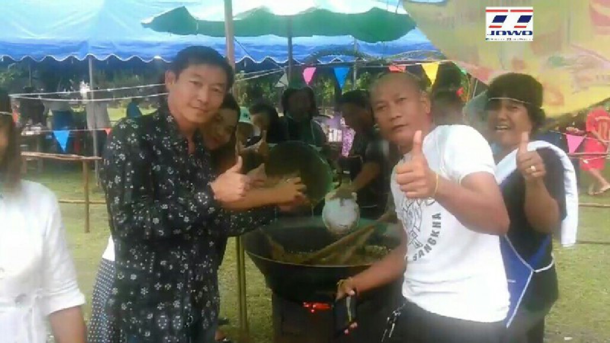 ด้วยพลังศรัทธา!! แม้ฝนตกก็ไม่หวั่น เจ้าอาวาสวัดโพธาราม อ.สังขะ นำชาวบ้านจัดพิธีกวนข้าวทิพย์ เพื่อสืบสานประเพณีของชาวพุทธที่มีมายาวนาน