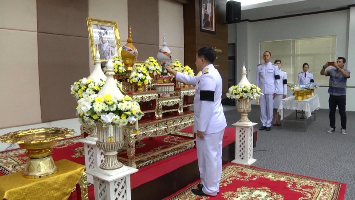 กระบี่!! มอบสิ่งของพระราชทานให้แก่นายอำเภอทั้ง 8 อำเภอ เพื่อนำไปแจกจ่ายให้กับจิตอาสาเฉพาะกิจฯงานพระราชพิธีถวายพระเพลิงพระบรมศพ