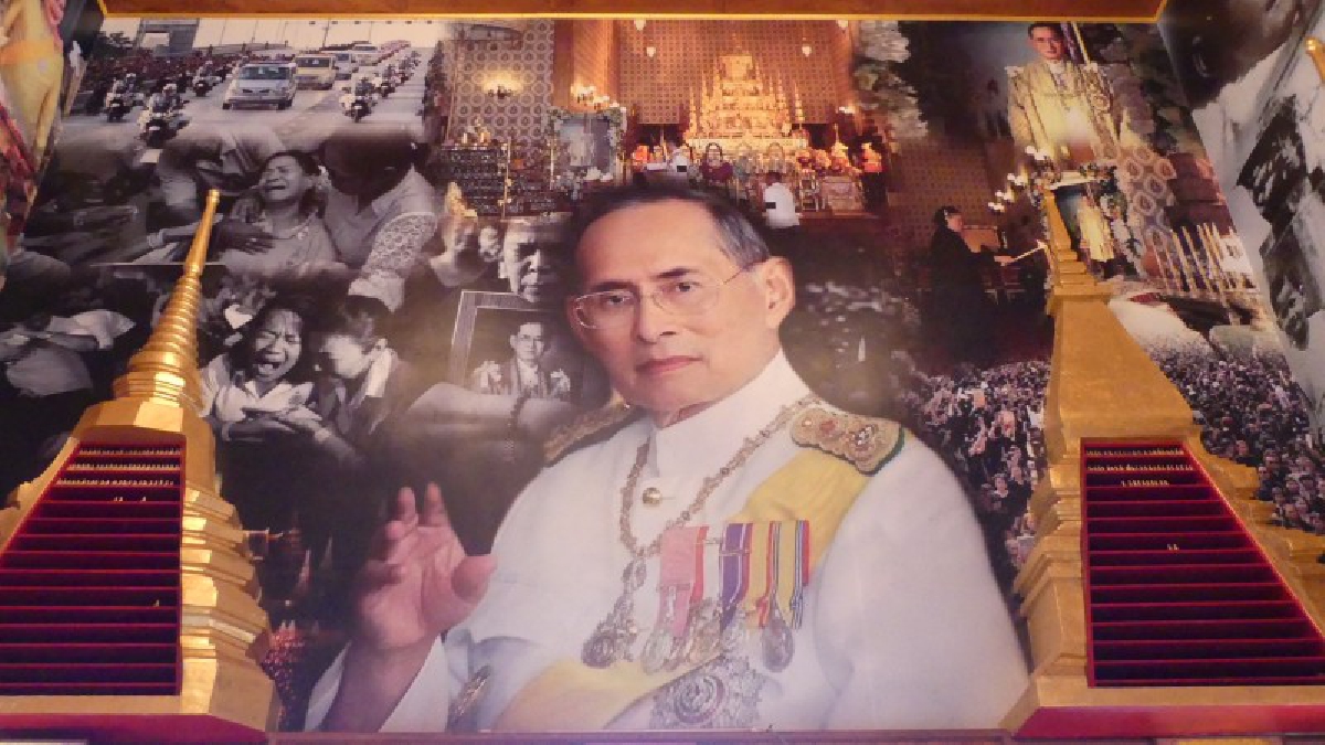 แห่ชื่นชม!! ปชช.ชื่นชมภาพในหลวงรัชกาลที่ 9 ติดฝาผนัง 89 ภาพ ที่พระอุโบสถวัดอัมพุวราราม..!?