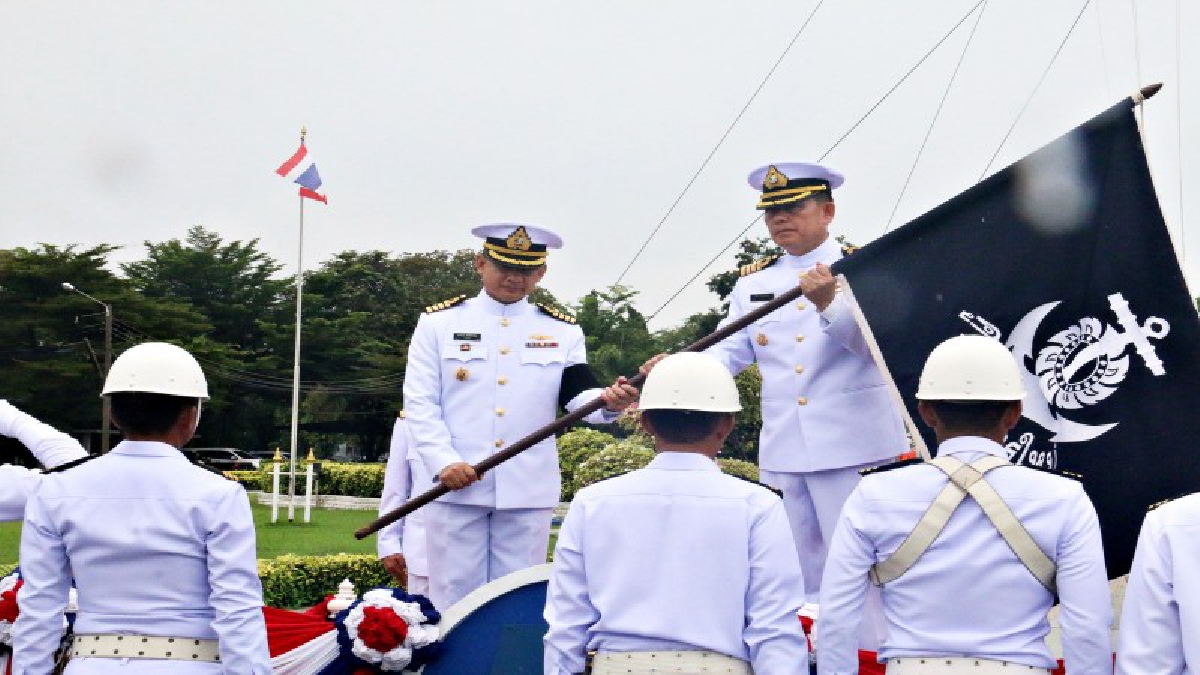 ชลบุรี!! กรมยุทธศึกษาทหารเรือ ทำพิธีส่งมอบหน้าที่ พร้อมธงสัญลักษณ์ประจำหน่วย พร้อมหล่อหลอมทหารใหม่ (มีคลิป)