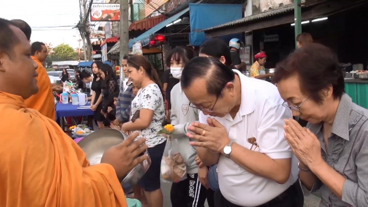 ชาวสงขลา..!! ทำบุญตักบาตรออกพรรษา เพื่อความเป็นสิริมงคลแก่ตนเองและครอบครัว และถวายเป็นพระราชกุศลแด่ในหลวง ร.9 (คลิป)