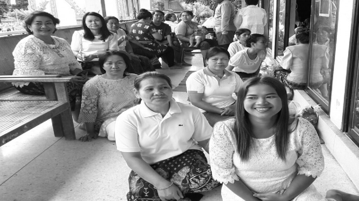 พุทธศาสนิกชนชาวยโสธรร่วมกันทำบุญตักบาตรข้าวเหนียวประเพณีโบราณเพื่อถวายเป็นพุทธบูชาเนื่องในวันออกพรรษา