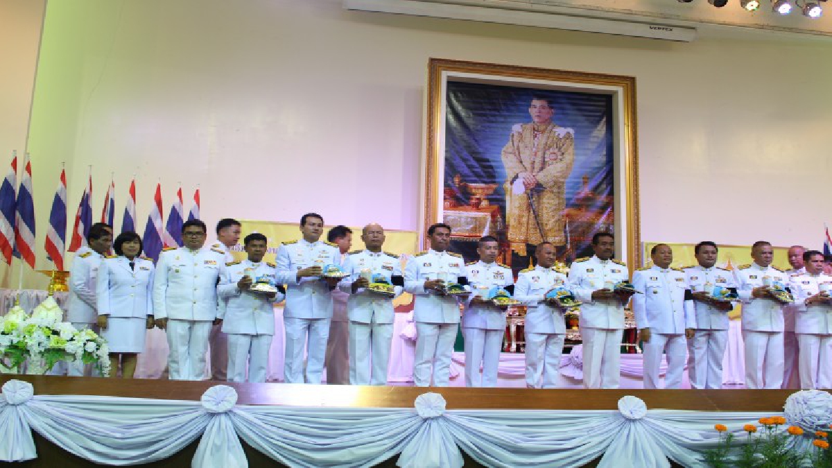 #พ่อเมืองนราธิวาส . . รับมอบสิ่งของพระราชทานจิตอาสา งานพระราชพิธีถวายพระเพลิงพระบรมศพในหลวง ( มีคลิป)