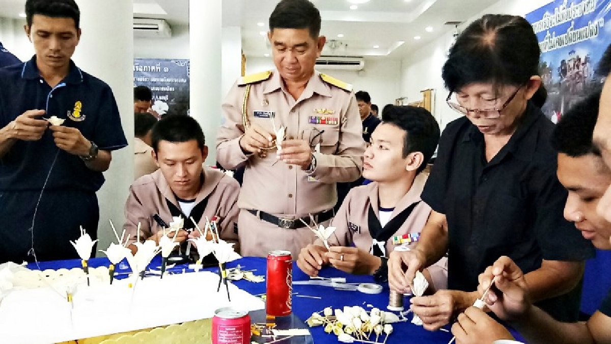 ทำด้วยใจ!! ทัพเรือภาคที่ 1 ประดิษฐ์ดอกไม้จันทน์ถวายพระเพลิงพระบรมศพในหลวง ร.9