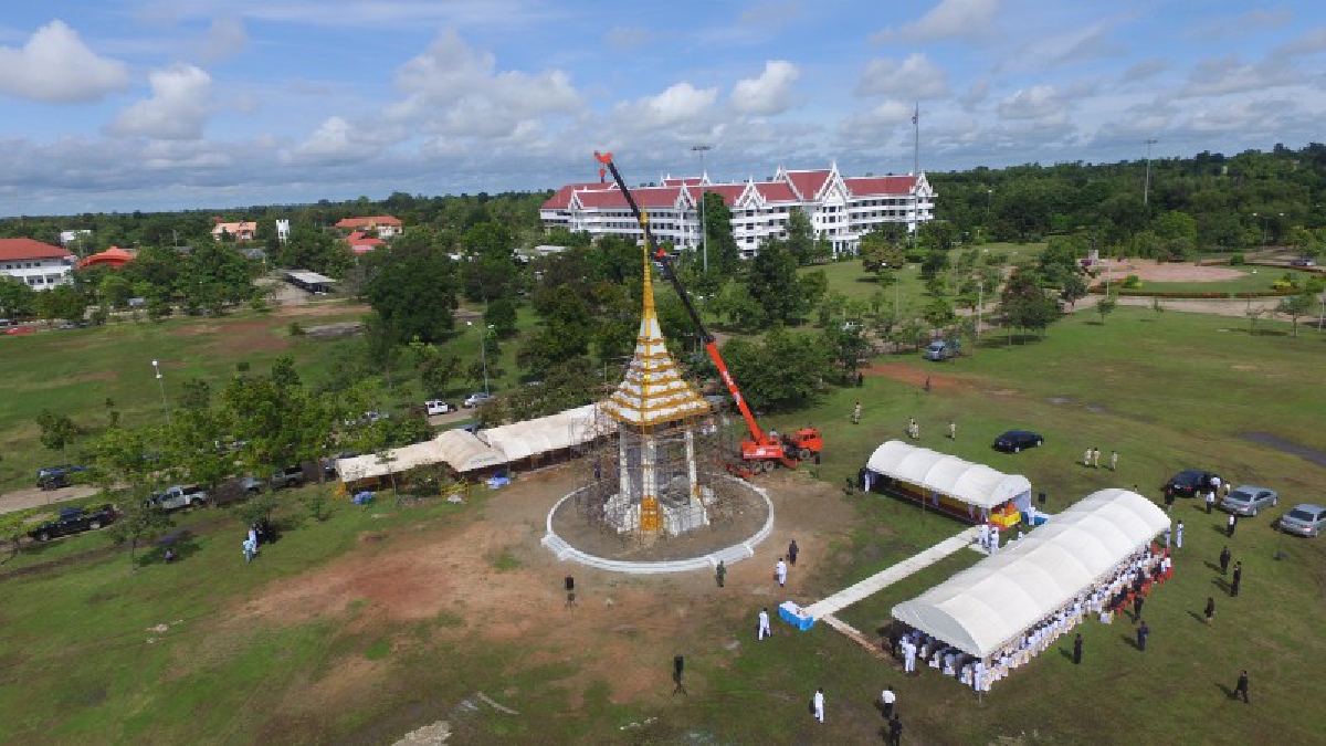 #อำนาจเจริญ ผู้ว่าราชการจังหวัดอำนาจเจริญ ถือฤกษ์ดี ทำพิธีอัญเชิญนพปฏลสุวรรณฉัตรขึ้นสู่ยอดพระเมรุมาศจำลอง ก่อสร้างคืบหน้ากว่าร้อยละ85%