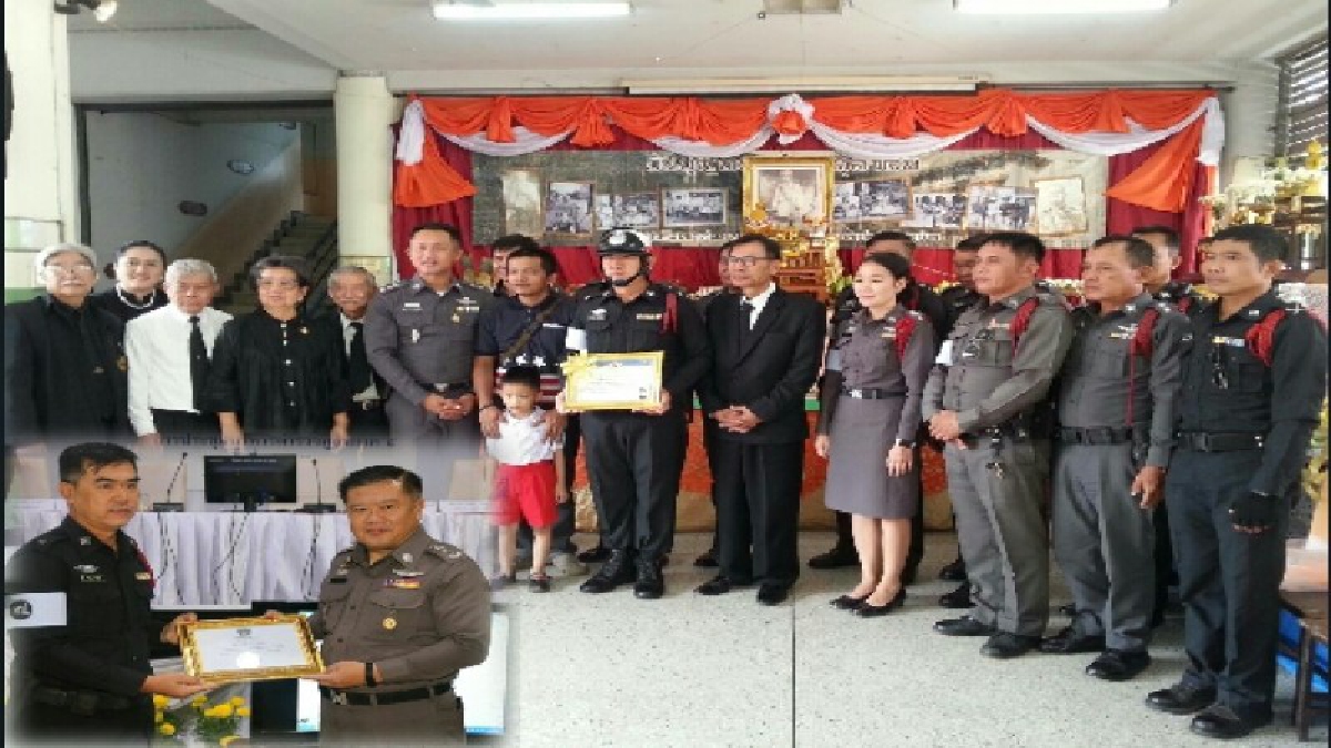 ตร.ไทยอยู่ที่ไหน ประชาอุ่นใจทั่วกัน!! รับแล้วโล่ห์เชิดชูเกียรติฯ ตำรวจจร.เมืองรถม้า ที่ใช้ตัวบังป้องภัยให้เด็กขณะ จะข้ามถนนหน้าโรงเรียน