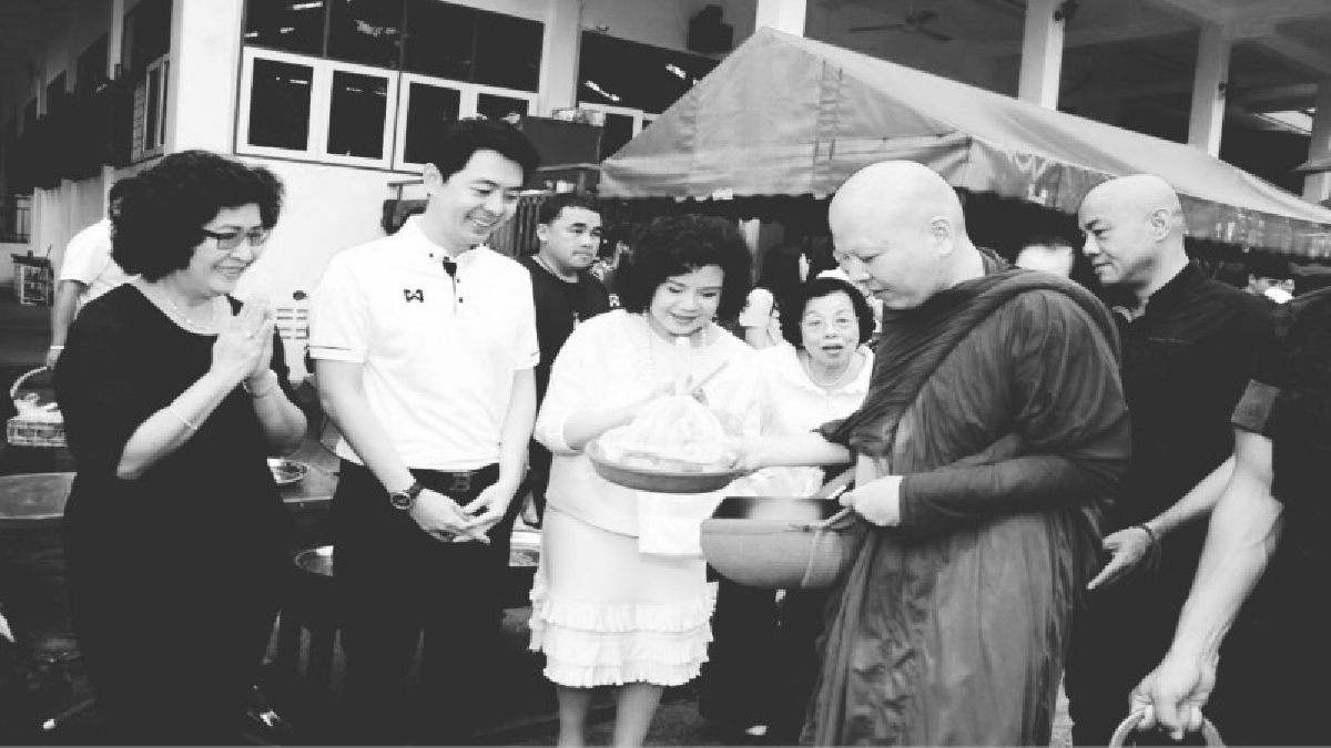พุทธศาสนิกชนชาว จ.ชลบุรีจำนวนมากร่วมกันทำบุญตักบาตรวันออกพรรษา(มีคลิป)