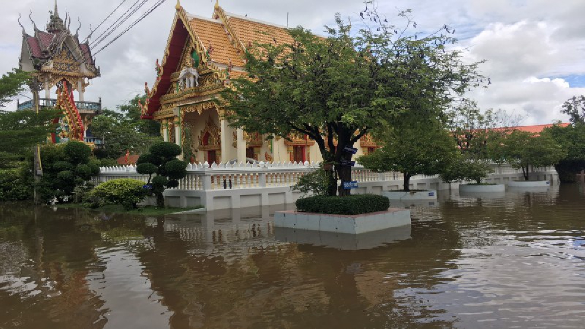 ช่วยพวกเราด้วย !! ชาวบ้านวิงวอนภาครัฐ ขอความช่วยเหลือแก้ปัญหาน้ำท่วมขัง ในวัดลำบากการไปทำบุญ พระเดือดร้อนจะทำกิจพิธีภายในวัด