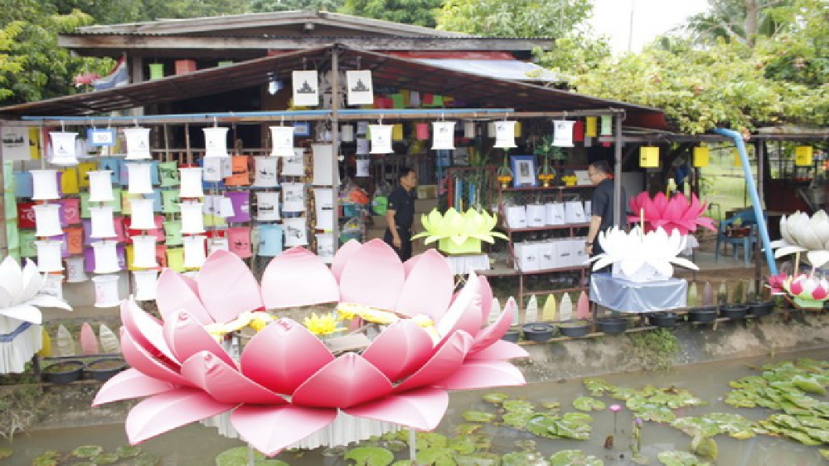ลุง-ป้าชาวสุโขทัยประดิษฐ์โคมแขวนรุ่นพิเศษ “น้อมส่งเสด็จสู่สวรรคาลัย” ลูกค้าเห็นสะดุดตา แห่สั่งซื้อประดับหน้าบ้าน-เก็บเป็นที่ระลึก (คลิป)
