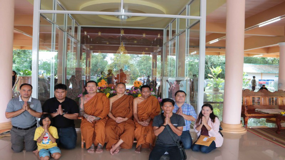 พุทธศาสนิกชนร่วมพิธีบรรจุหุ่นขี้ผึ้งหลวงพ่อถาวร จิตตถาวโร หรือพระเทพวิมลญาณ อดีตผู้ช่วยเจ้าอาวาสวัดปทุมวนารามราชวรวิหาร และรองเจ้าคณะภาค 9
