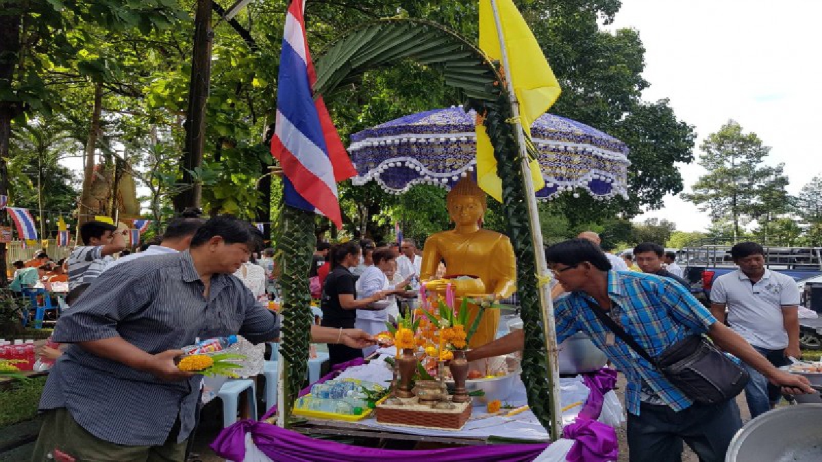 #ปราจีนบุรี ..! พุทธศาสนิกชนกว่า 1,000 คน ร่วมทำบุญออกพรรษา-ตักบาตรเทโวโรหนะ สืบสานประเพณีอันดีงามแต่โบราณ (ดูคลิป)