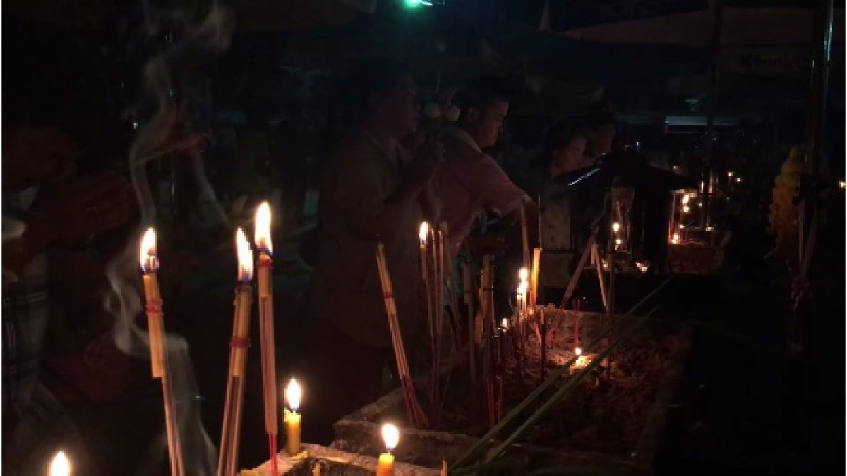 อิ่มบุญถ้วนหน้า พุทธศาสนิกชนพาครอบครัวเข้าวัดทำบุญออกพรรษาคึกคัก