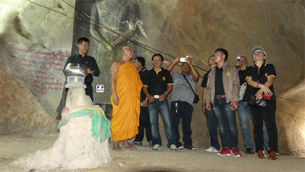 นอภ.นำสื่อย้อนรอยตำนาน "ถ้ำกระทิงทอง" ชมพระพุทธรูปแกะสลักบนหินแกรนิตผนังถ้ำ(มีคลิป)