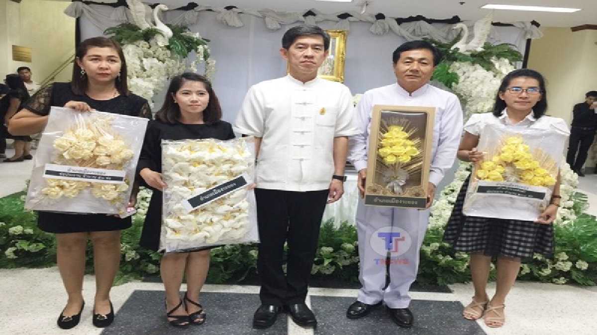 ผู้ว่าฯระยอง รับมอบดอกไม้จันทน์จากภาคส่วนต่างๆ สำหรับใช้ในพระราชพิธีถวายพระเพลิงพระบรมศพ พระบาทสมเด็จพระปรมินทรมหาภูมิพลอดุลยเดช