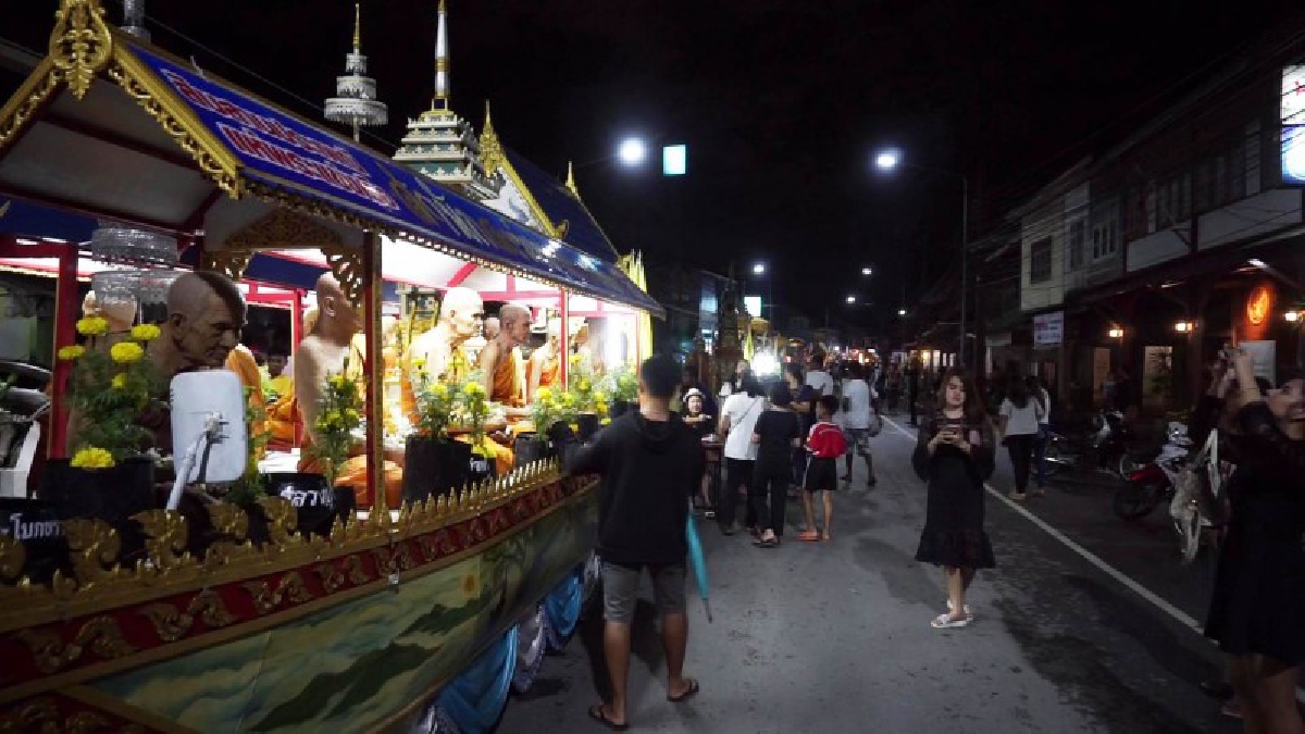 ชุมพร แห่ทำบุญเรือพระบกออกพรรษารับตักบาตรเทโว(ชมคลิป)