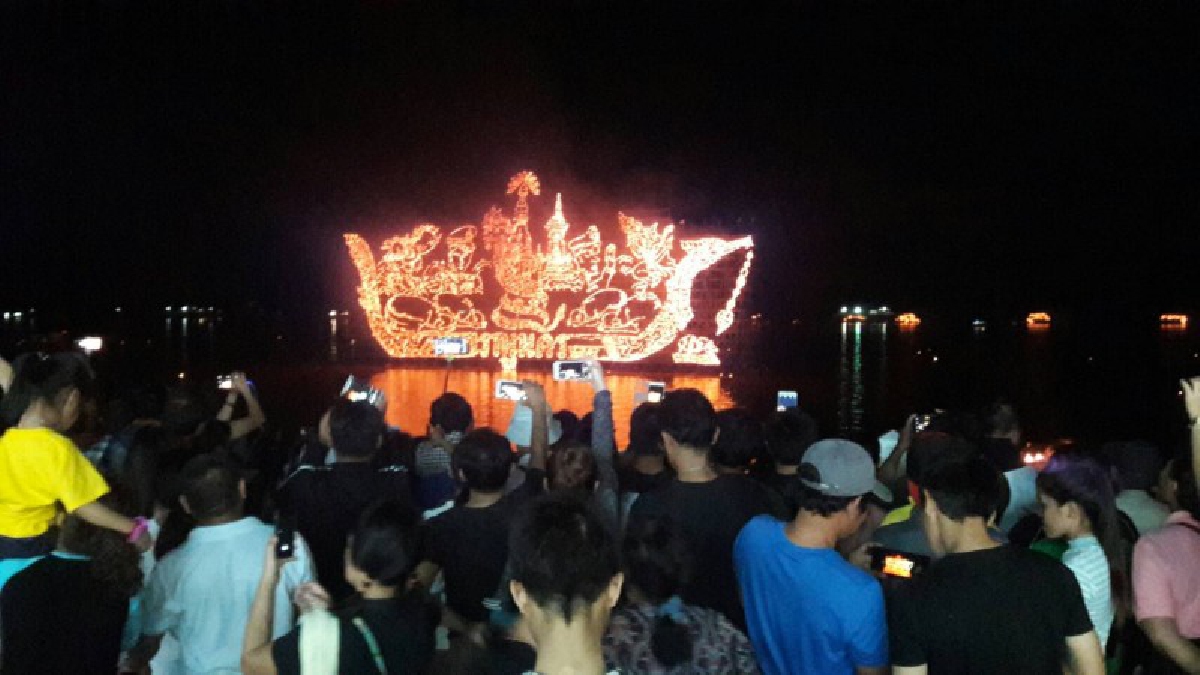 สุดวิจิตรงดงาม !!นักท่องเที่ยวนับแสน แห่ชมเรือไฟ ไหลถวายอาลัยในหลวง ร.9 (มีคลิป)