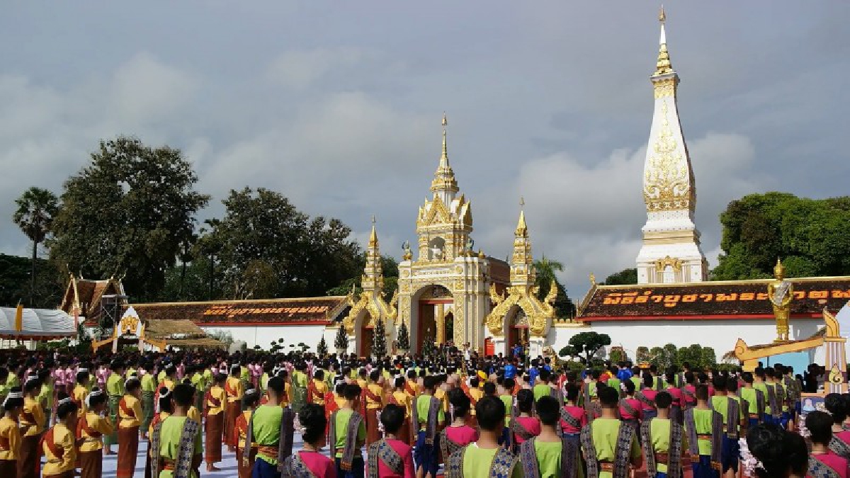 หนุ่มสาว 8 ชนเผ่านครพนม...ร่วมสืบสานประเพณี ฟ้อนบูชาพระธาตุพนม เนื่องในวันออกพรรษา (มีคลิป)