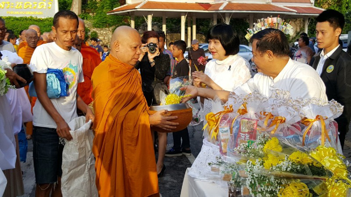 ปชช.แห่ตักบาตรเทโวโรหณะ เนื่องในเทศกาลออกพรรษา อย่างเนืองแน่น เพื่อสืบทอดพระพุทธศาสนา และประเพณีอันดีงามของชาวไทย (มีคลิป)