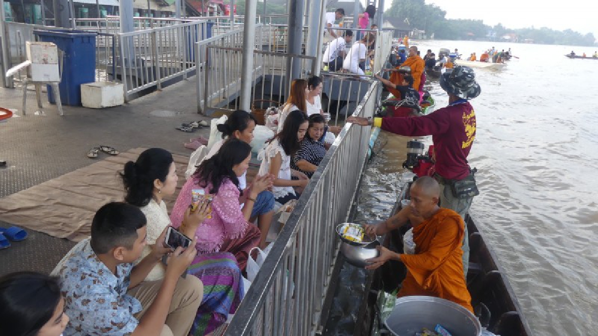 ปทุมธานี..!! ปชช.ร่วมตักบาตร พระร้อยทางเรือที่วัดมะขาม ริมแม่น้ำเจ้าพระยา อนุรักษ์ประเพณีดั้งเดิม (มีคลิป)