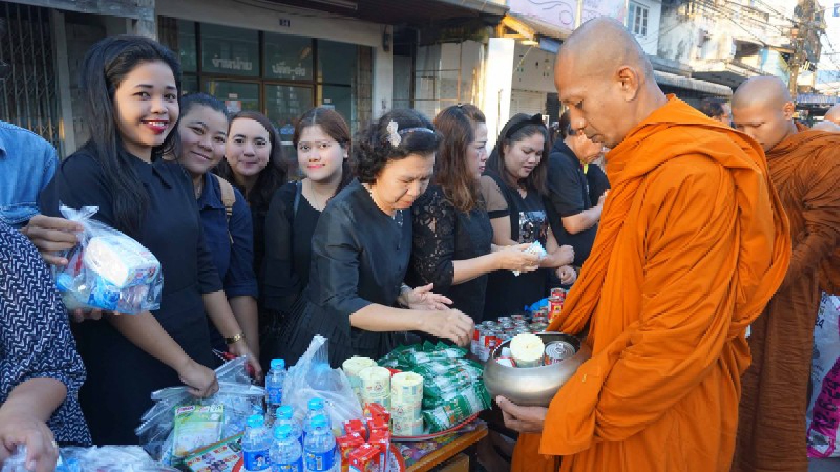 ชุมพร!! ปชช.แห่ตักบาตรเทโว ทำบุญเรือพระบก ในวันออกพรรษา กันอย่างล้นหลาม (ชมคลิป)