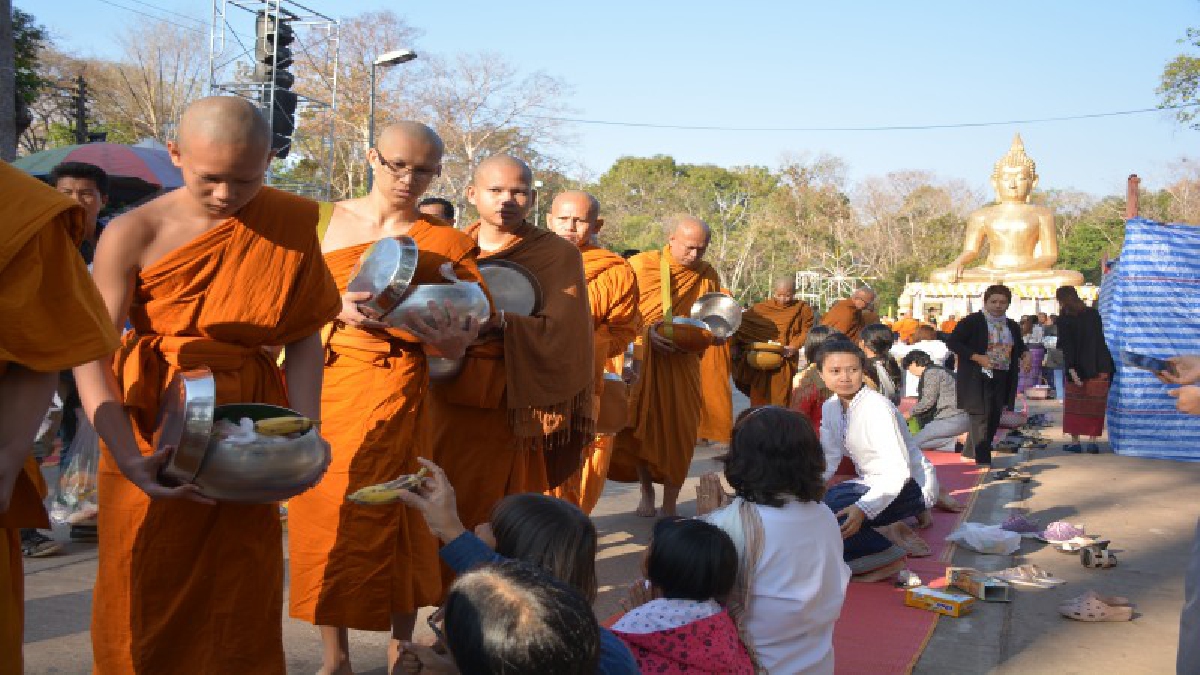 อำนาจเจริญ!! พุทธศาสนิกชนชาวอำนาจเจริญ กว่า 1,000 คน ร่วมตักบาตรเทโวพระภิกษุสงฆ์สามเณร 99 รูป เนื่องในวันออกพรรษา (คลิป)