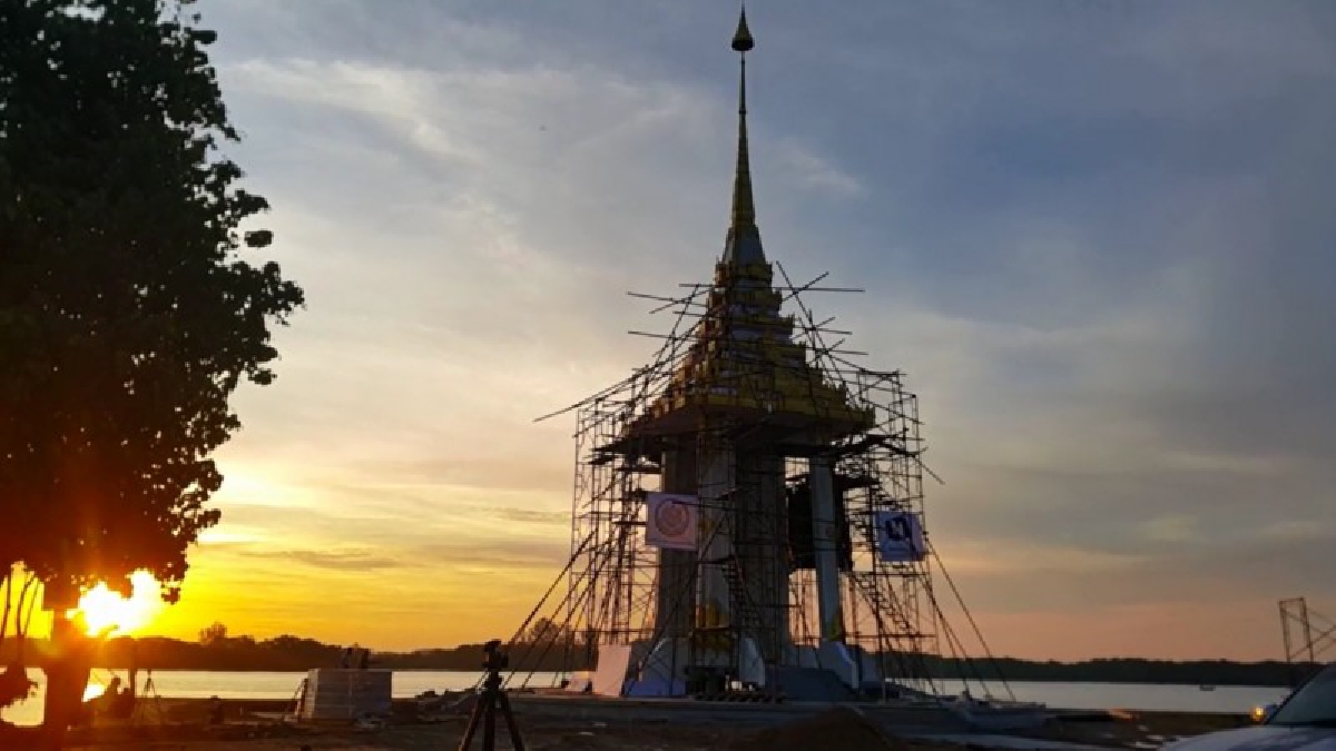 แห่บันทึกภาพประวัติศาสตร์!! พระเมรุมาศจำลองยามเช้า แม้ยังอยู่ระหว่างการก่อสร้าง ชื่นชมสถานที่ตั้งได้เหมาะสม โดดเด่น สง่างามสมพระเกียรติ