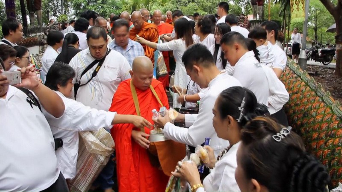 สุดคึกคัก!! พุทธศาสนิกชนชาวพะเยาทั่วทั้งจังหวัด ร่วมตักบาตรเทโวฯ เนื่องในโอกาสวันออกพรรษากันอย่างมีความสุข (ชมคลิป)