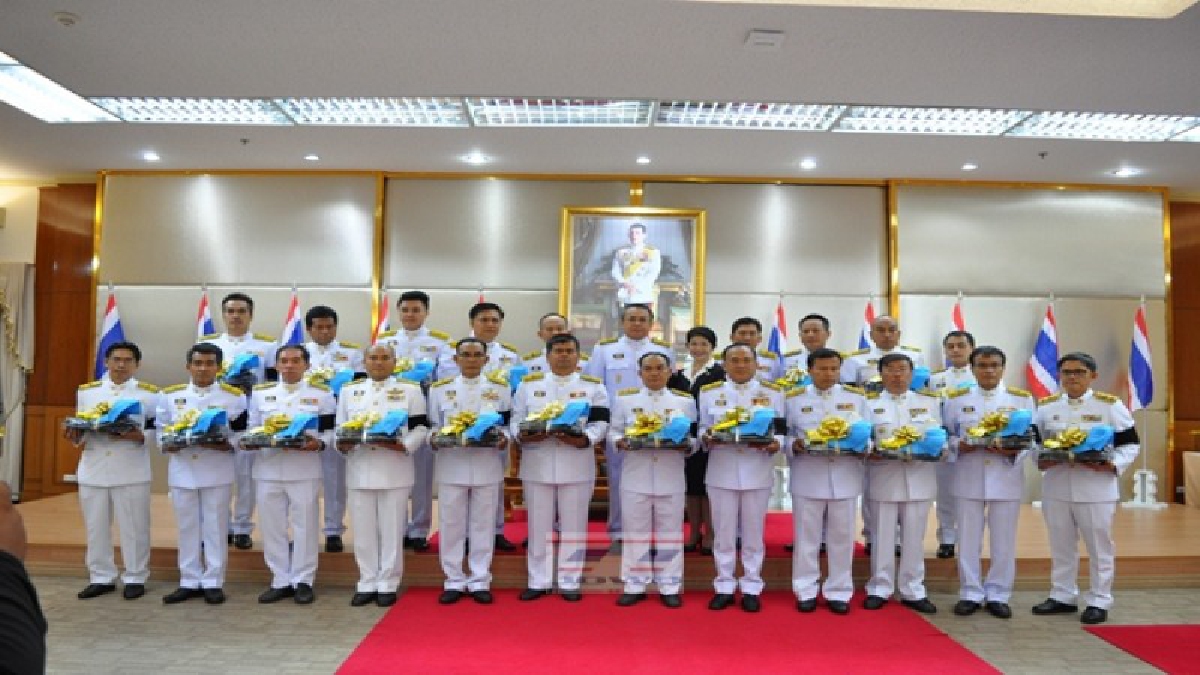สุราษฎร์ธานี!! มอบสิ่งของพระราชทานแก่ประชาชนที่พร้อมเป็นจิตอาสาเฉพาะกิจ..!! (ชมคลิป)