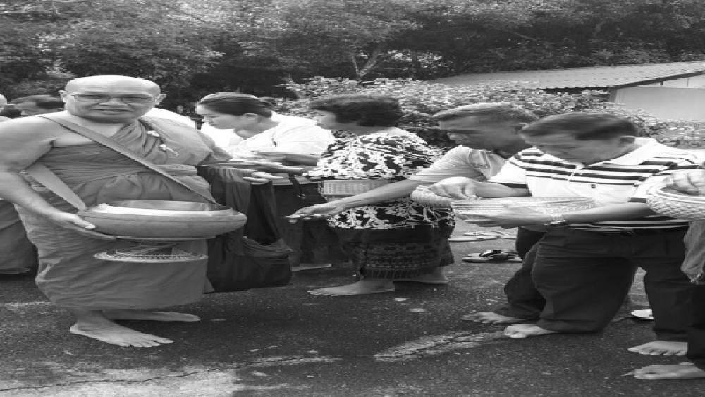 วัดบ้านกระจายคึกคัก!! ประชาชนแห่ร่วมกันทำบุญตักบาตรเทโวโรหณะ ประเพณีโบราณ หลังวันออกพรรษาเพื่อถวายเป็นพุทธบูชา..!!