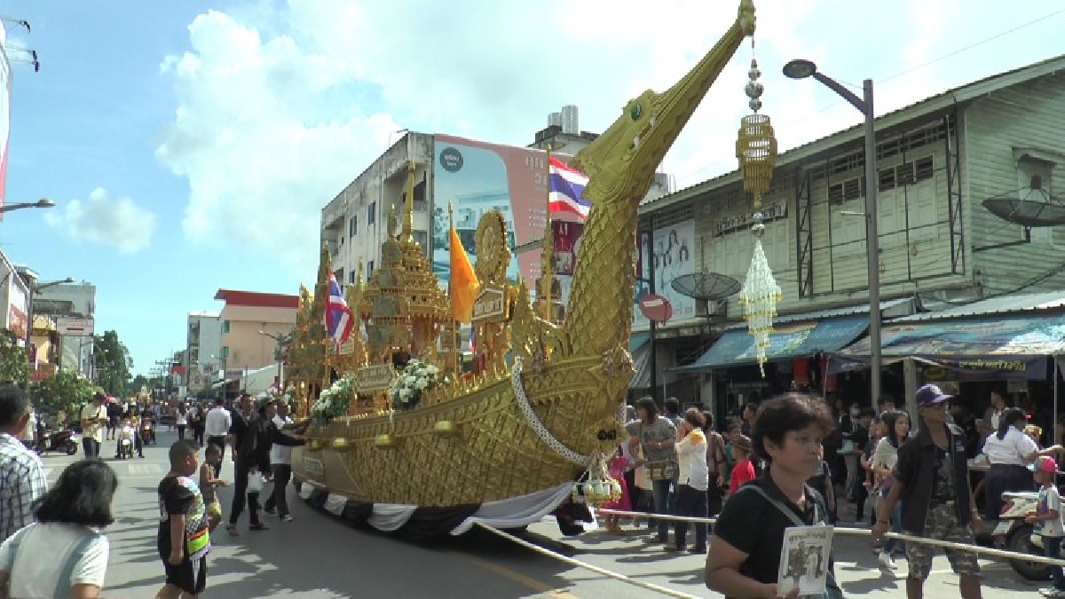 พสกนิกรเกือบแสนร่วม ไว้ทุกข์ชักลากเรือพนมพระถวายความอาลัย ร.9 ในประเพณีชักพระ และคนที่มาร่วมงานจะได้ทำบุญกว่า 100 วัดในวันเดียว..!!