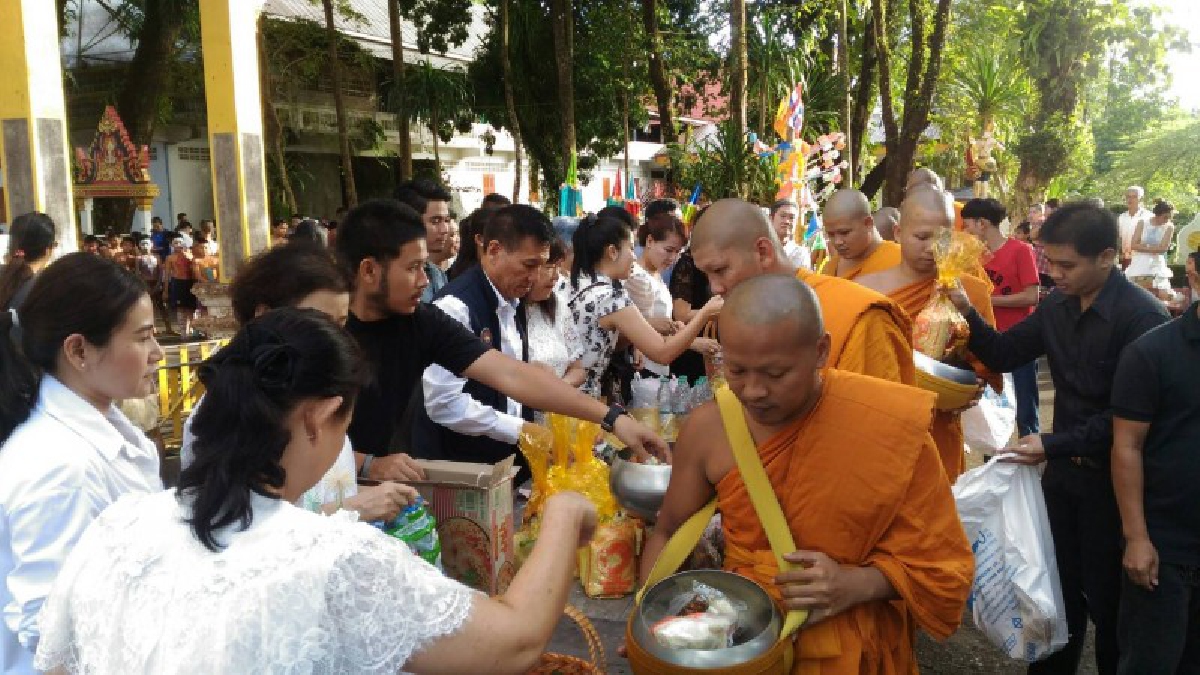 ร่วมทำบุญ..!! ตักบาตรเทโว ด้านชายแดนตราดคึกคัก ชาวกัมพูชาแห่ร่วมทำบุญ พร้อมชาวไทยจำนนวนมาก (มีคลิป)