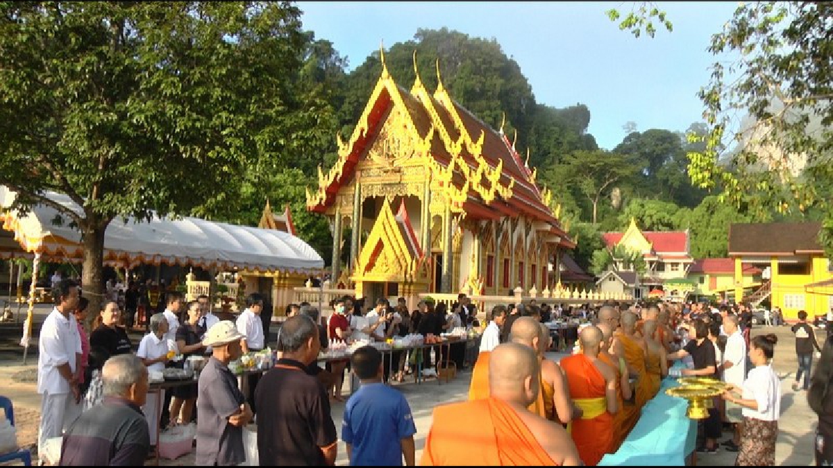 พุทธศาสนิกชนพังงาคึกคัก !! แห่ร่วมทำบุญตักบาตรเทโว ในวันออกพรรษา (มีคลิป)