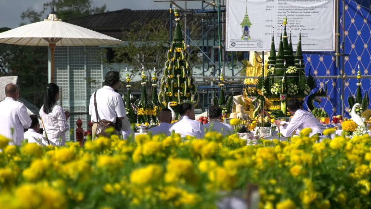 ตราด!! ประชาชนกว่า 500 คน เข้าร่วมพิธีบวงสรวง พระเมรุมาศจำลอง ท่ามกลางท้องฟ้าสดใส (มีคลิป)