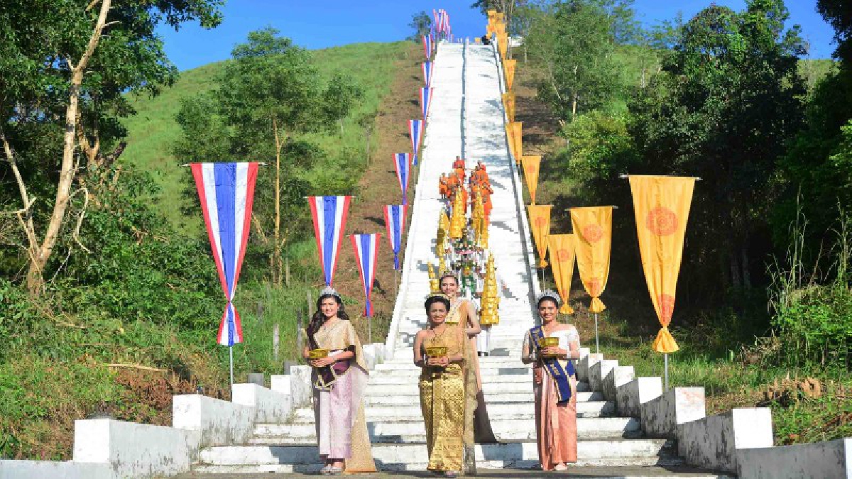 ออกพรรษาระนองคึกคัก!! พุทธศาสนิกชนชาวไทย-เมียนมาร์ นับพันแห่ร่วมงานตักบาตรเทโว วันออกพรรษา