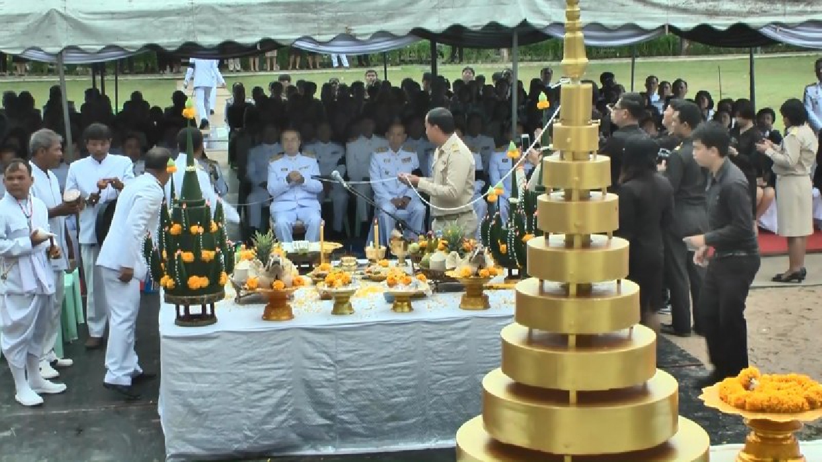 สุรินทร์!! ประกอบพิธีอัญเชิญองค์นพปฎลสุวรรณฉัตร ขึ้นประดิษฐานเหนือพระเมรุมาศจำลอง คาดว่าจะแล้วเสร็จในวันที่ 10 ตุลาคม 2560 (คลิป)