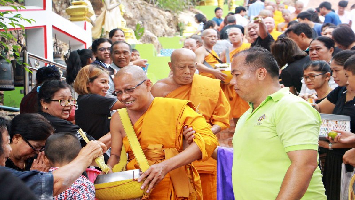 ชลบุรี..!! วัดสามัคคีบรรพต พุทธศาสนิกชน แห่ร่วมตักบาตรเทโว ในวันออกพรรษากันอย่างคับคั่ง (มีคลิป)