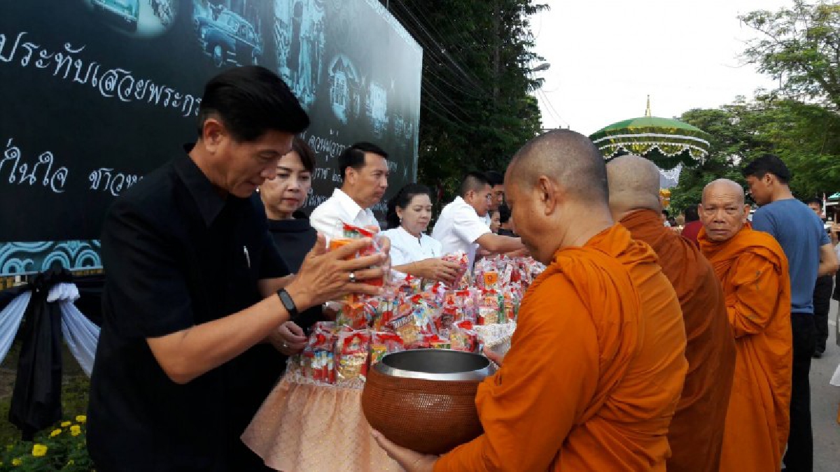 สืบสานประเพณี รักษาวัฒนธรรม!! ผู้ว่าราชการจังหวัดหนองคาย นำพุทธศาสนิกชนชาวหนองคายและนักท่องเที่ยวร่วมใจกันทำบุญตักบาตรเทโวโรหณะ