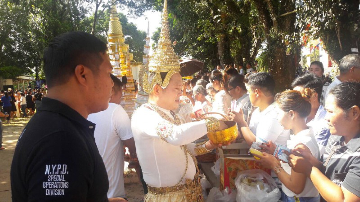 สุดคึกคัก!! นายอำเภอเกาะกูดพร้อมภรรยา แต่งเทวดา-นางฟ้า เดินรับบริจาคเงินเข้าวัด ในงานบุญตักบาตรเทโวเกาะกูด