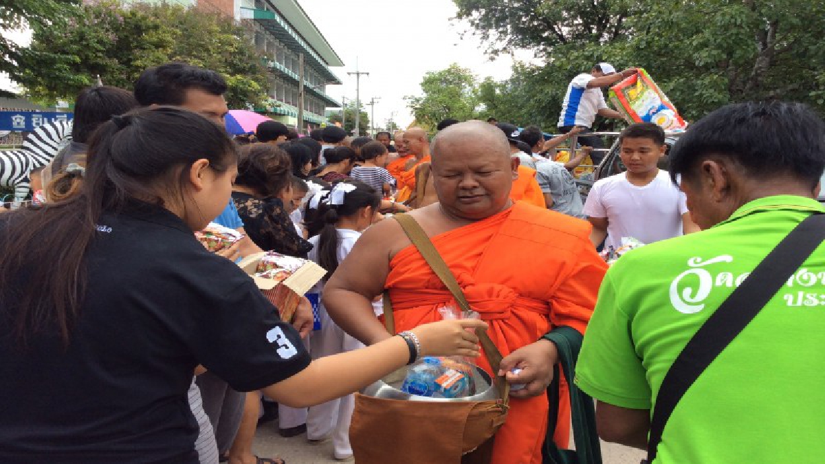 สุดคึกคัก!! นครปฐม จัดงานประเพณีตักบาตรเทโว ที่วัดสว่างชาิประชาบำรุง ประชาชนจำนวนมากหลั่งไหลกันทำบุญ..!!
