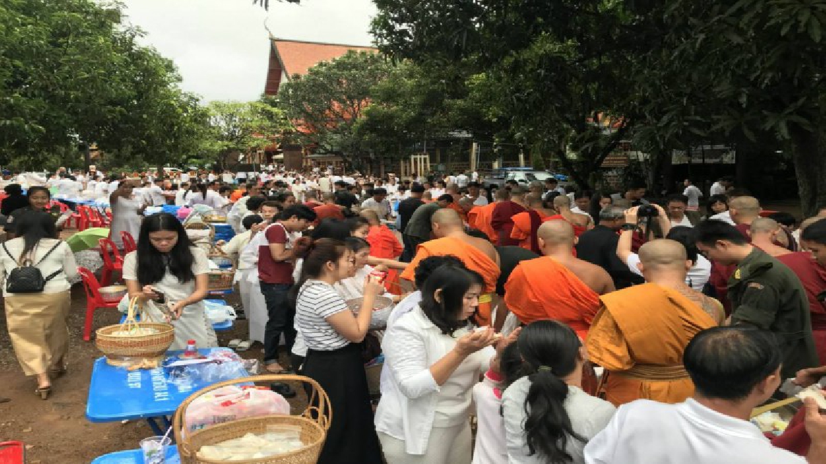 ปรากฏการณ์ครั้งแรกกับการเปิดตำนานพุทธตำนาน งานบุญประเพณีรับเสด็จพระพุทธเจ้า(ตักบาตรเทโว)   ณ วัดพระพุทธบาทตากผ้า อ.ป่าซาง จ.ลำพูน