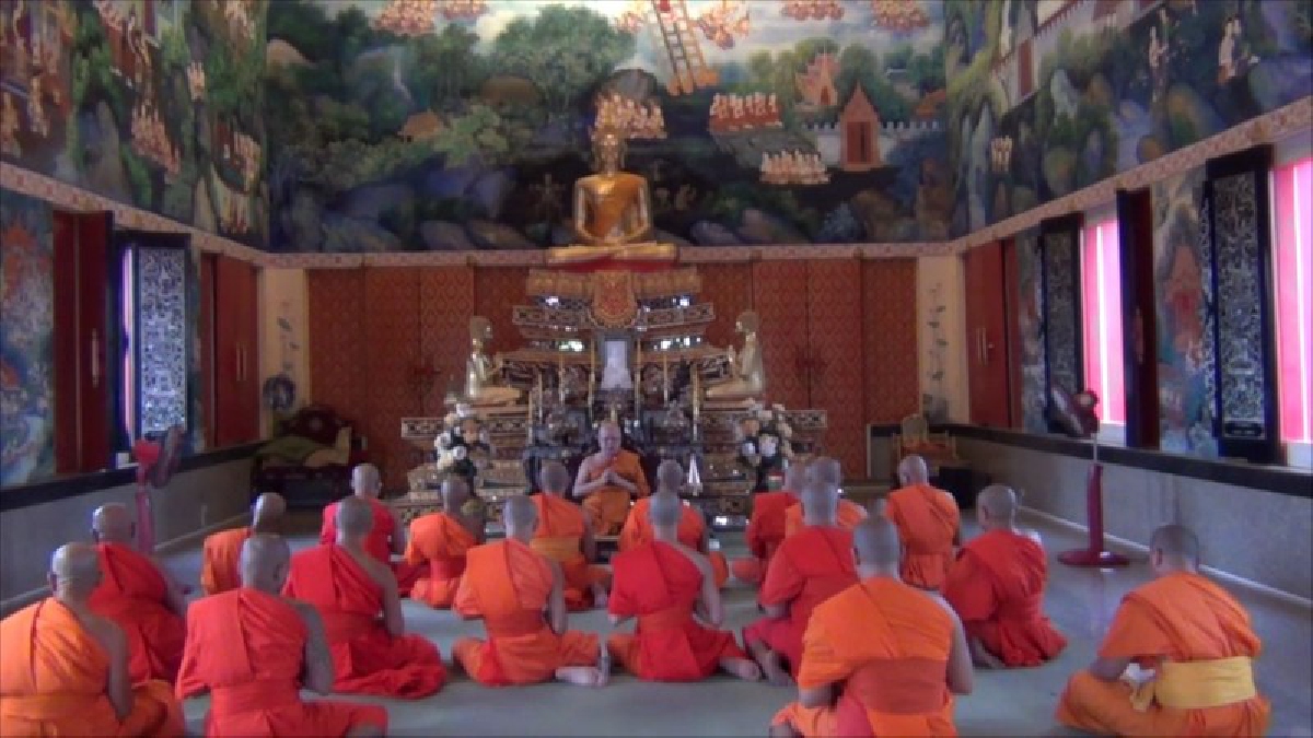 อ่างทอง!! วัดโล่ห์จำลองเหตุการณ์ตักบาตรเทโวตามพุทธประวัติสืบสานวัฒนธรรมประเพณี  โดยมีเหล่านางฟ้าเทวดาเดินนำพระสงฆ์ลงมาจากอุโบสถ 2 ชั้น